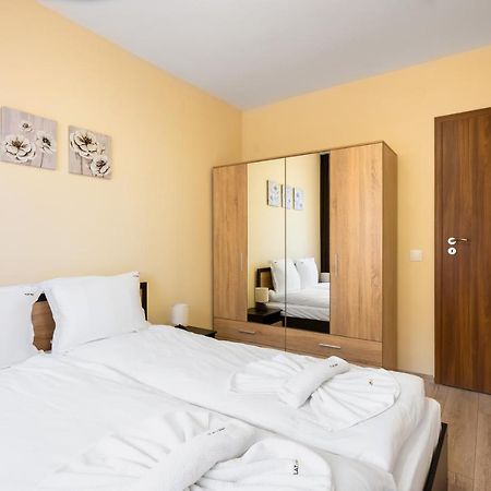 Nomad Haven: 1Bd Flat With Balcony & Desk Appartement Sofia Buitenkant foto