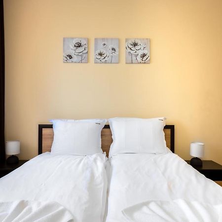 Nomad Haven: 1Bd Flat With Balcony & Desk Appartement Sofia Buitenkant foto