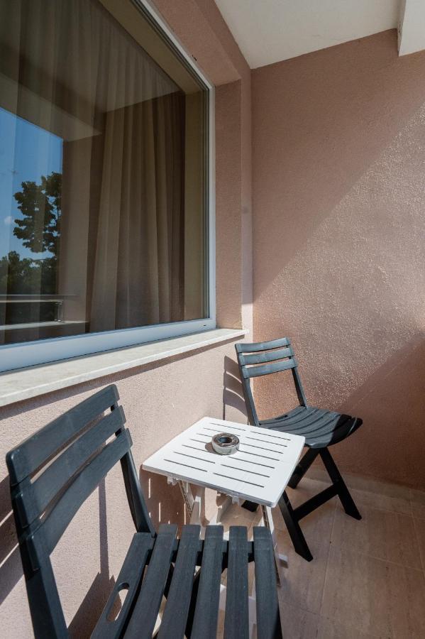 Nomad Haven: 1Bd Flat With Balcony & Desk Appartement Sofia Buitenkant foto