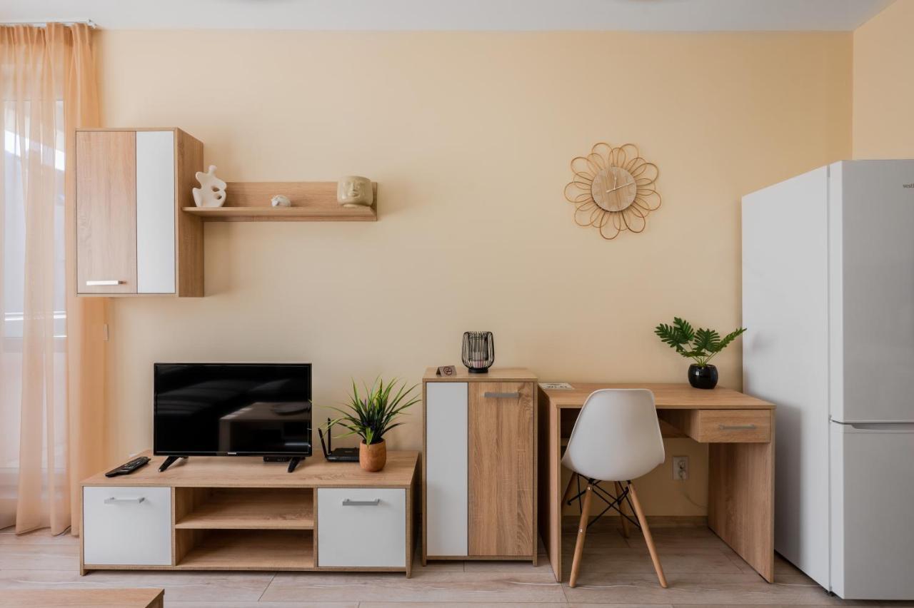 Nomad Haven: 1Bd Flat With Balcony & Desk Appartement Sofia Buitenkant foto